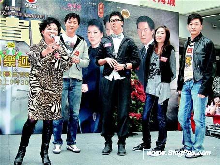 (左起)家燕姐,马德钟,王浩信,陈敏之,马国明一起与市民玩游戏