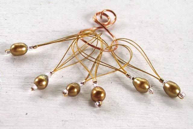 Snagless Stitchmarkers, set of 6 Gold Colored Pearls